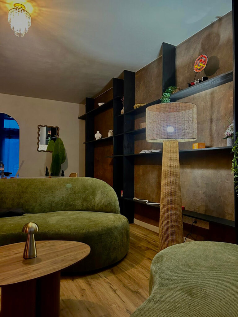 Photographie de l'intérieur du salon d'un projet vidéo