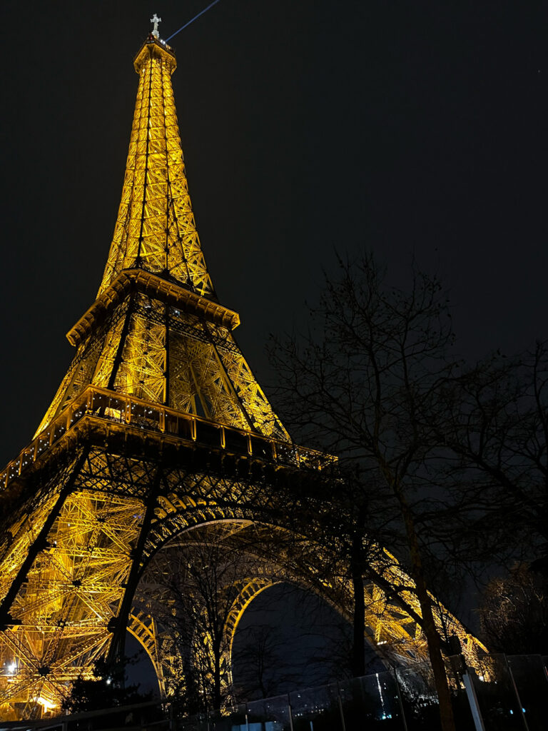 Photographie de l'intérieur de la tour eiffel dans la nuit